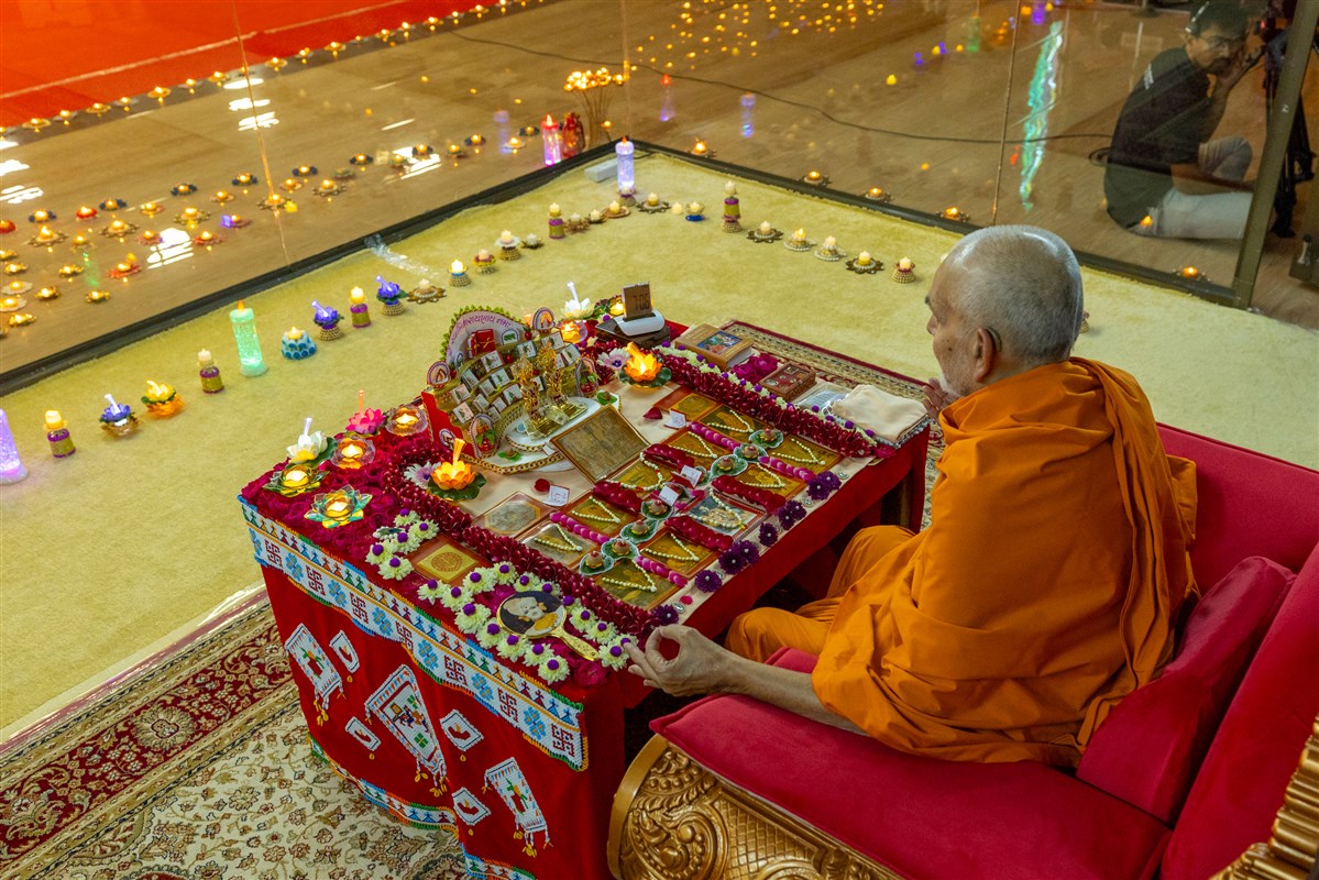 Swamishri meditates in his daily puja