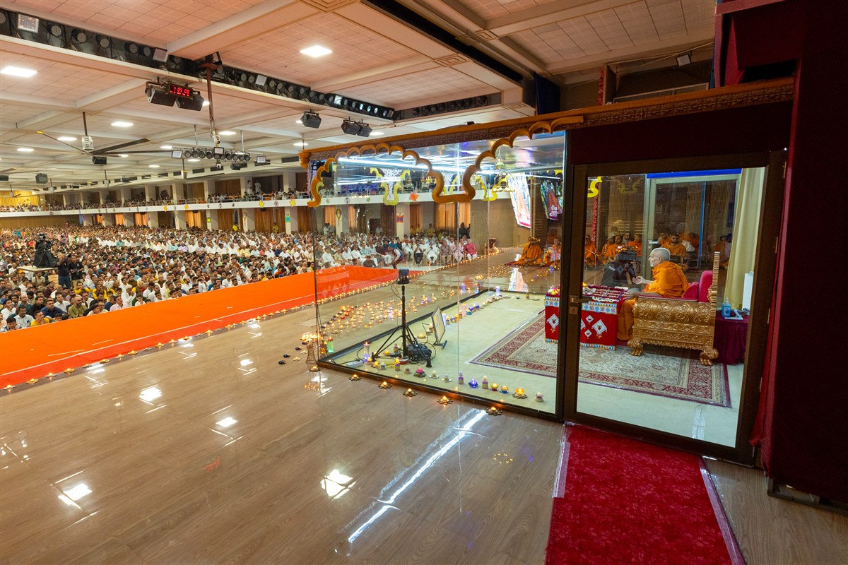 Devotees doing Swamishri's puja darshan