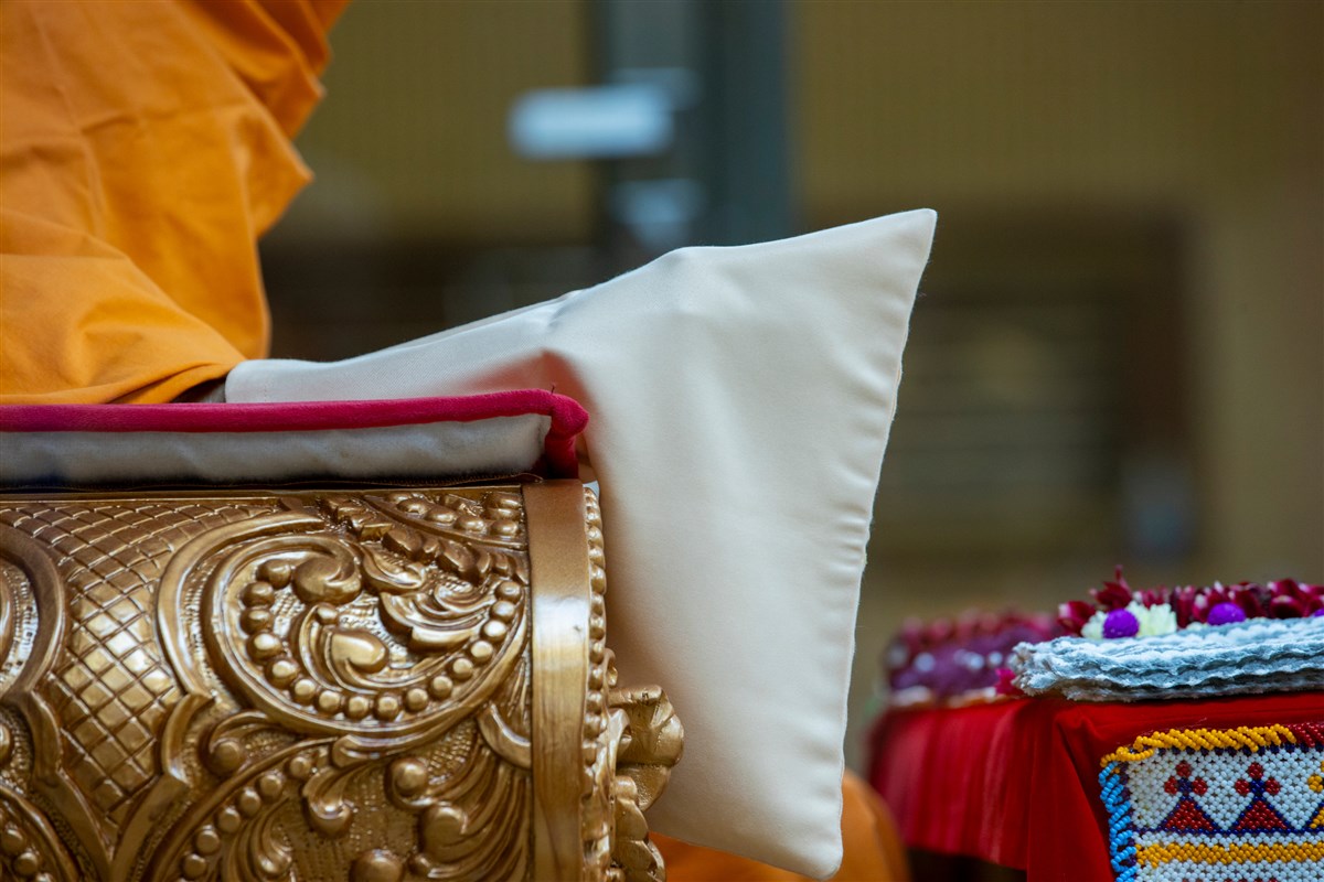 Swamishri turns the mala during his puja