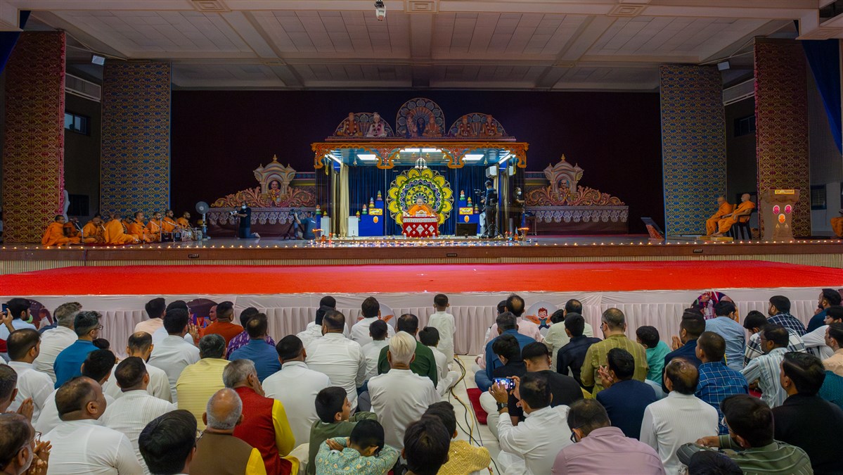 Devotees doing Swamishri's puja darshan