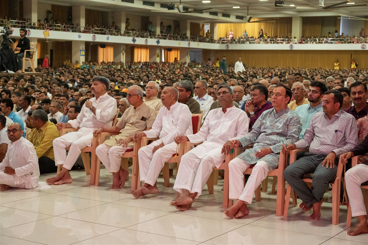 Devotees doing Swamishri's puja darshan
