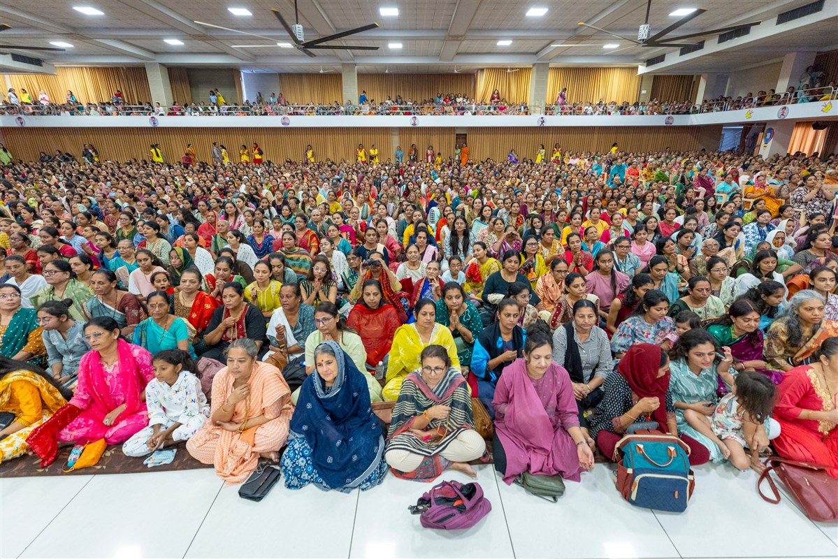 Devotees doing Swamishri's puja darshan