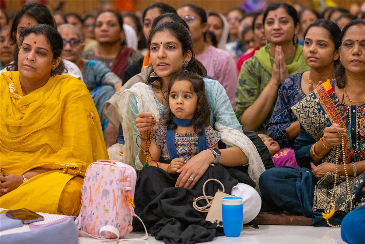 Devotees doing Swamishri's puja darshan