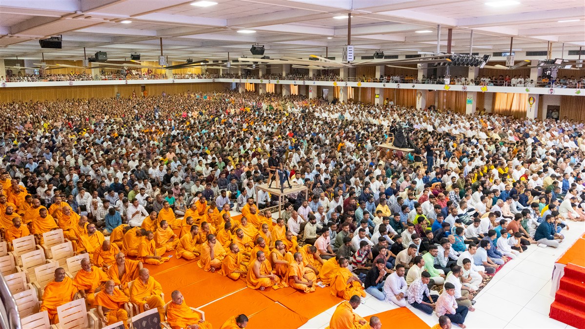 Swamis and devotees doing Swamishri's puja darshan