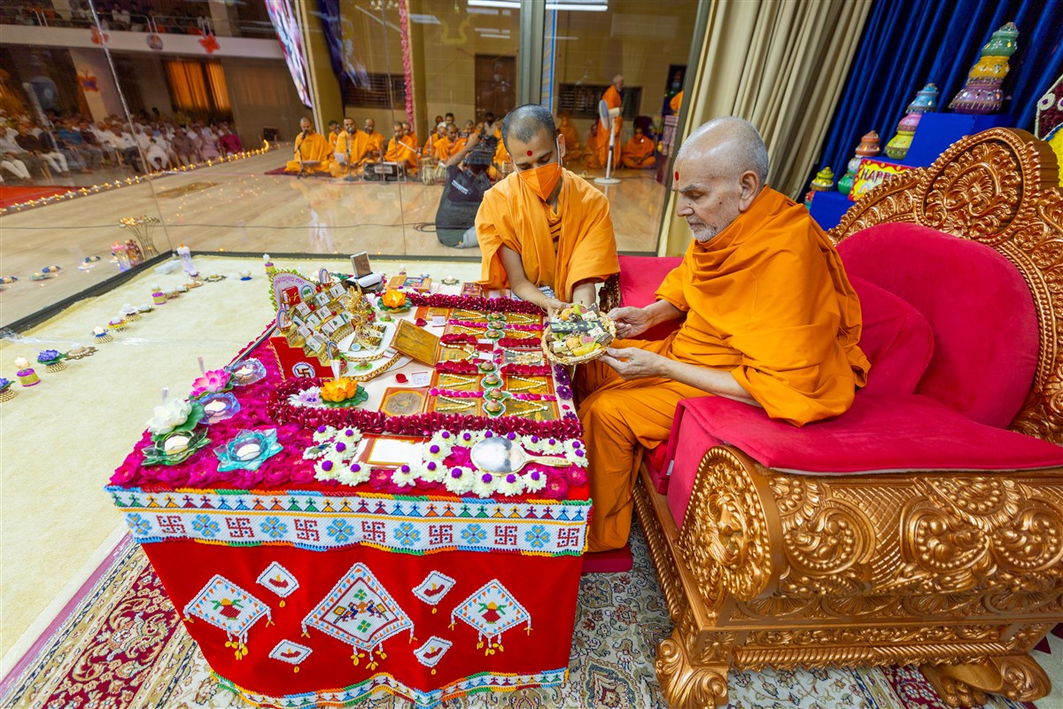 Swamishri offers thal to Brahmaswarup Pramukh Swami Maharaj