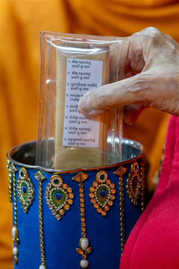 Swamishri sanctifies water with the holy relics of Bhagwan Swaminarayan and the Guru Parampara