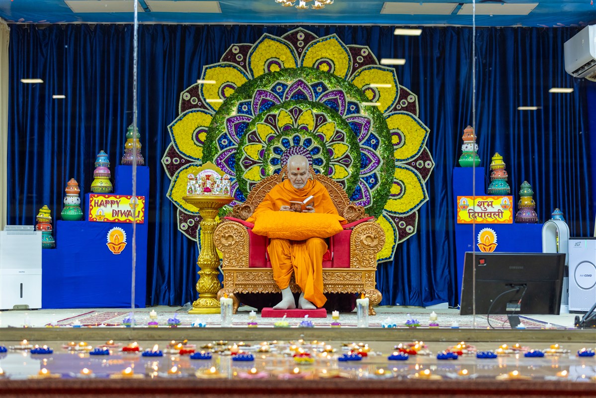 Swamishri reads the Shikshapatri and Satsang Diksha