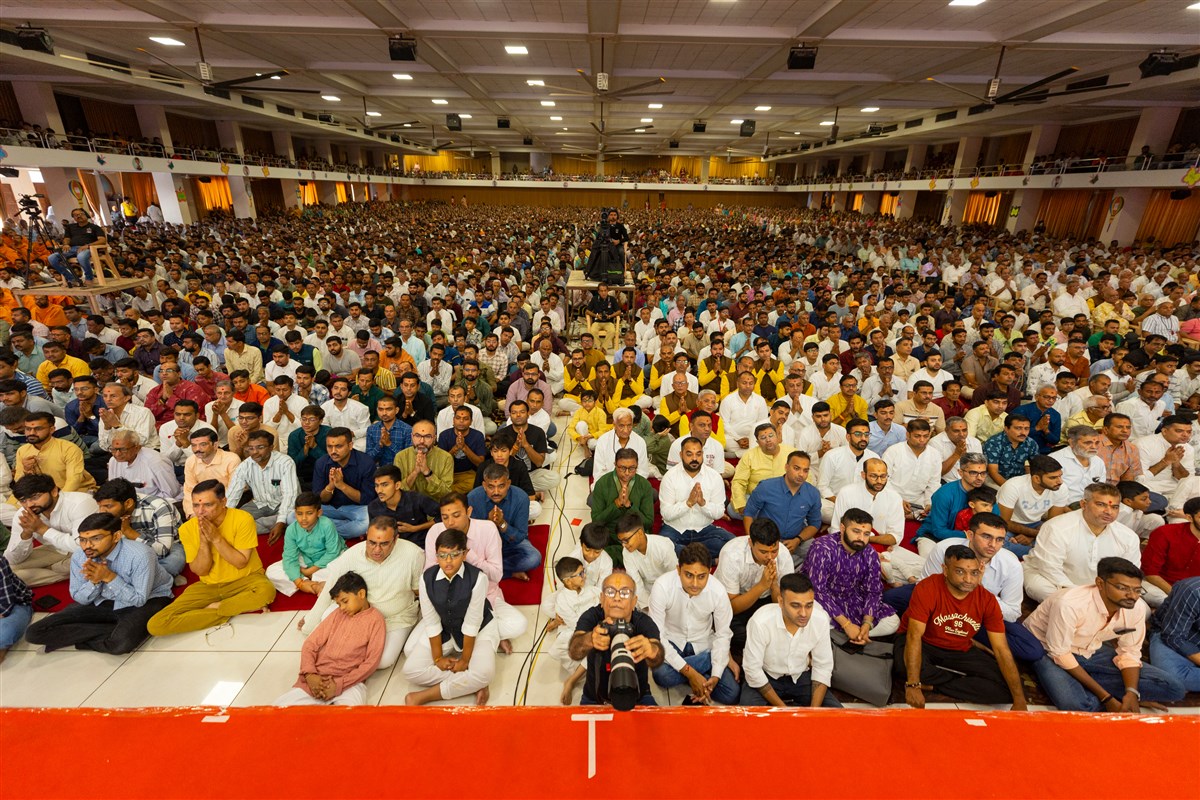 Devotees doing darshan of Swamishri