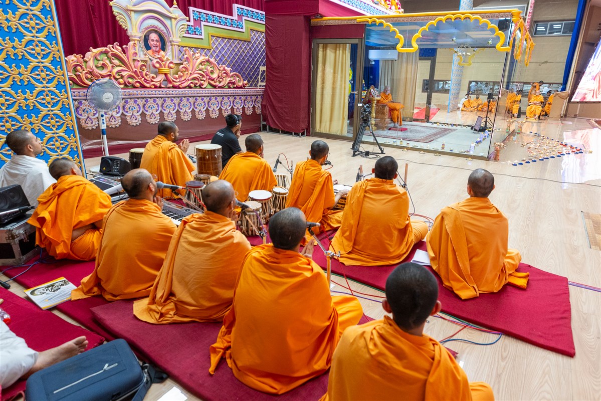 Swamis doing darshan of Swamishri