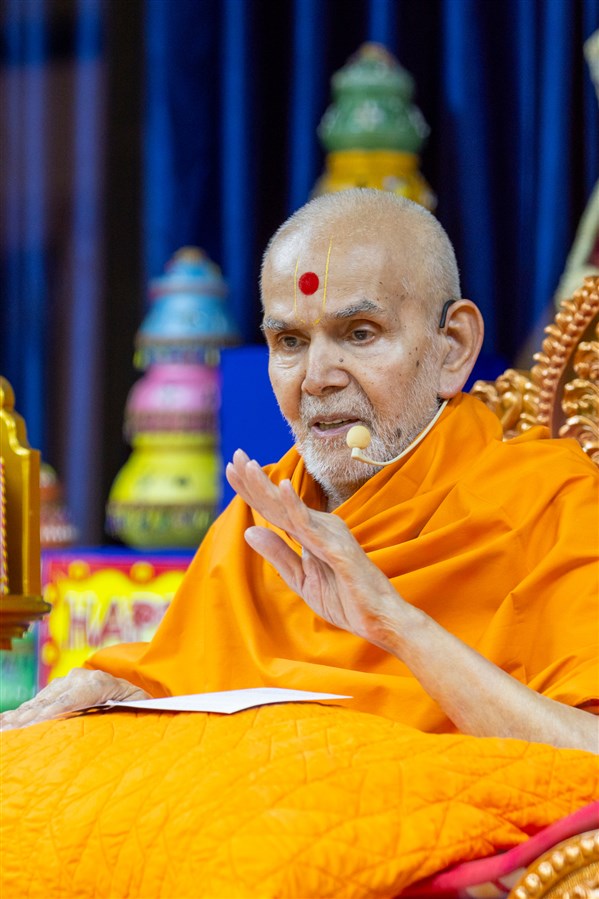 Swamishri blesses the morning assembly based on the lyrics of the kirtan 'Ej Diwali re Deha Manushyano re...'