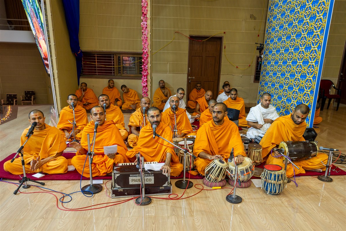 Swamis sing the kirtan 'Ej Diwali re Deha Manushyano re...'