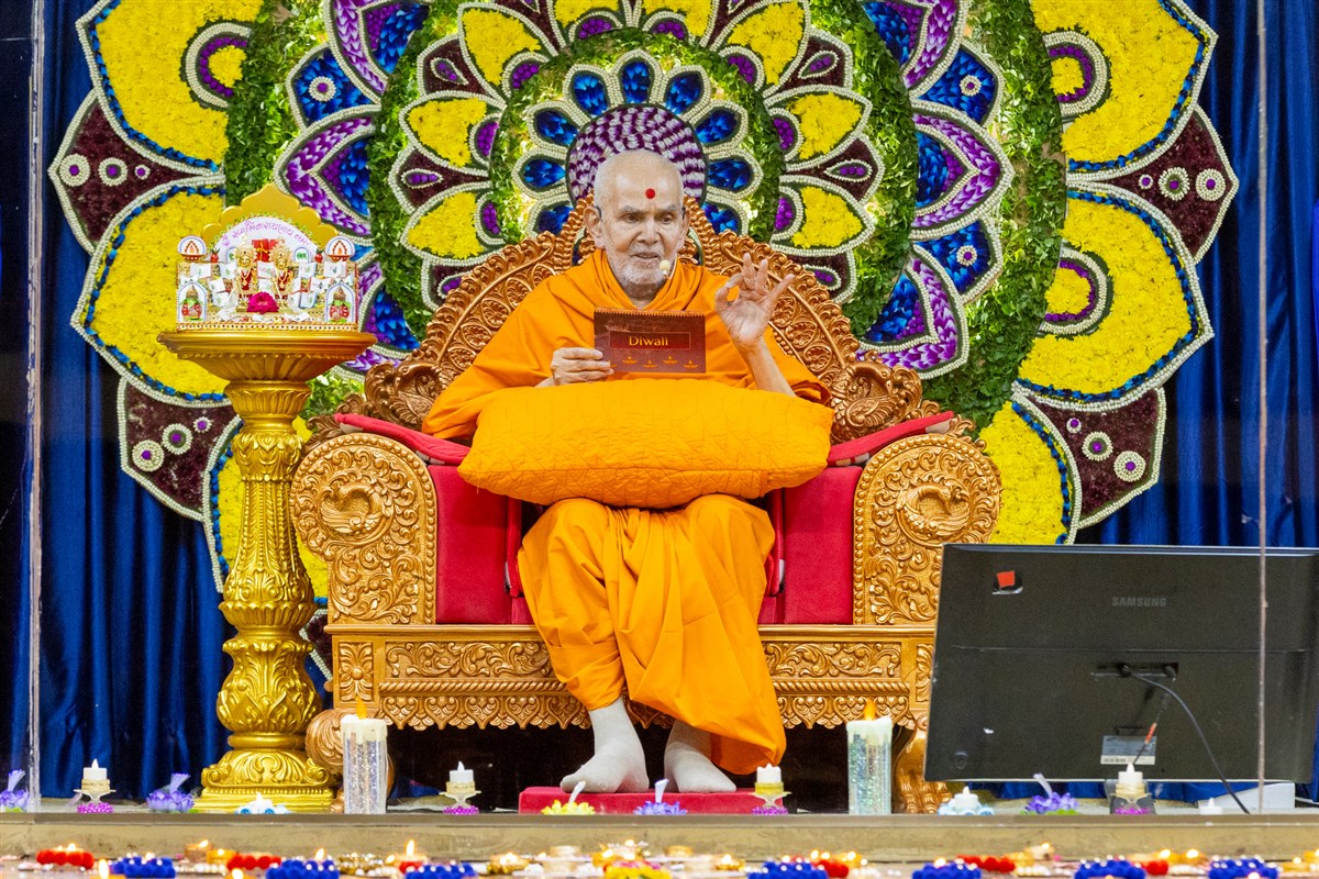 Swamishri blesses the assembly