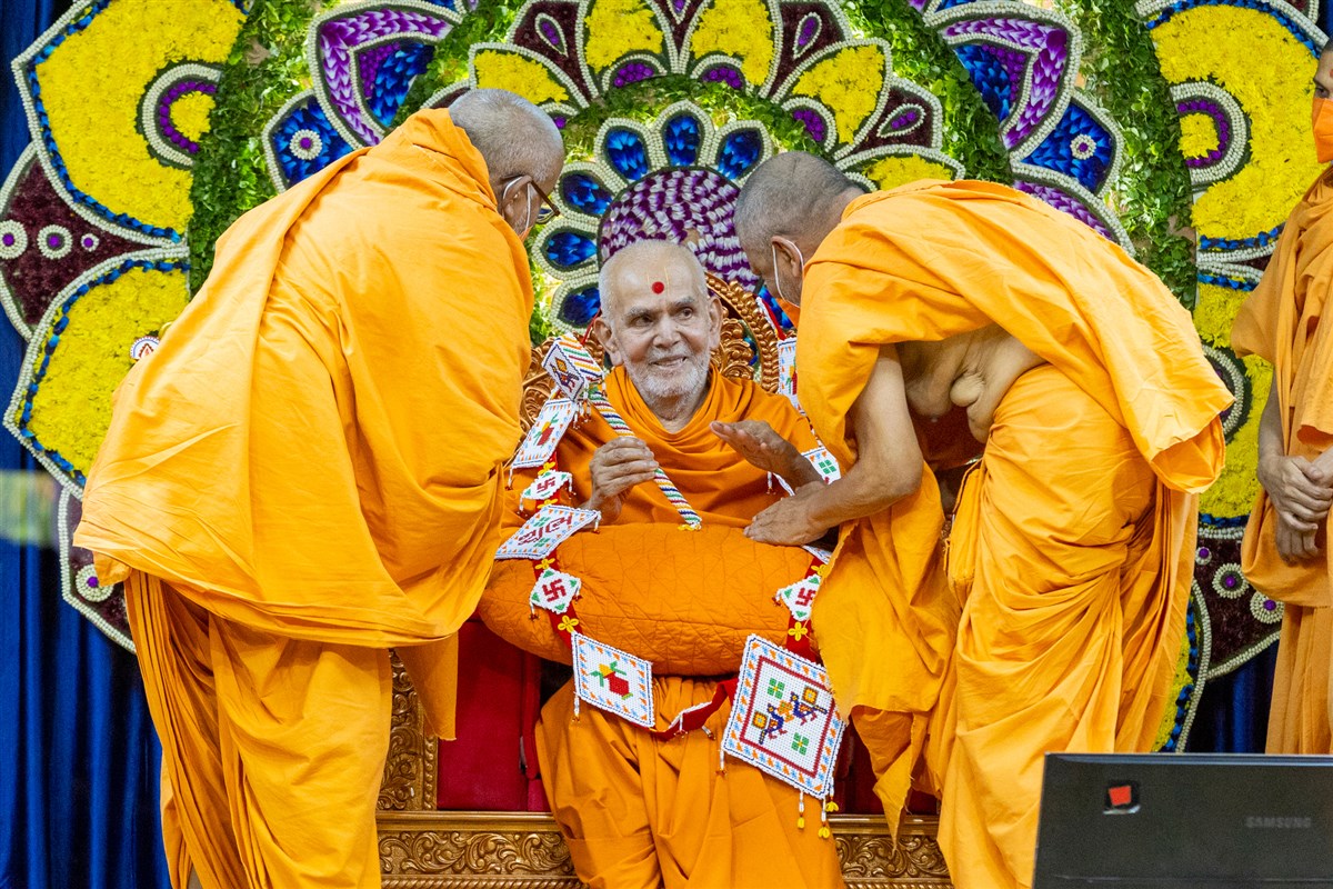Swamis honor Swamishri with a garland
