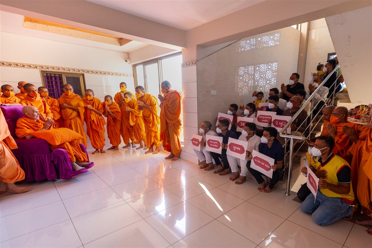 Swamis and devotees doing darshan of Swamishri