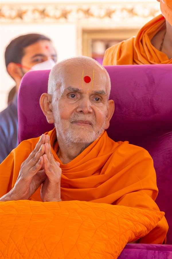 Swamishri greets all with folded hands
