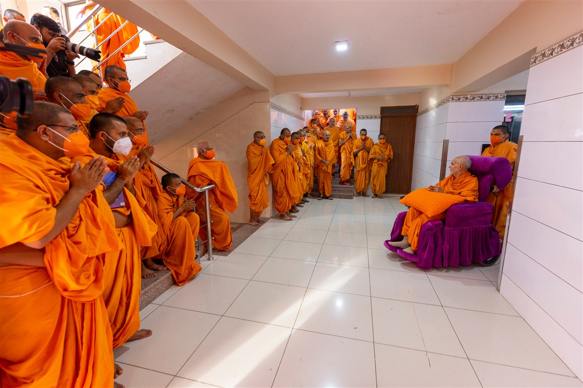 Swamis doing darshan of Swamishri