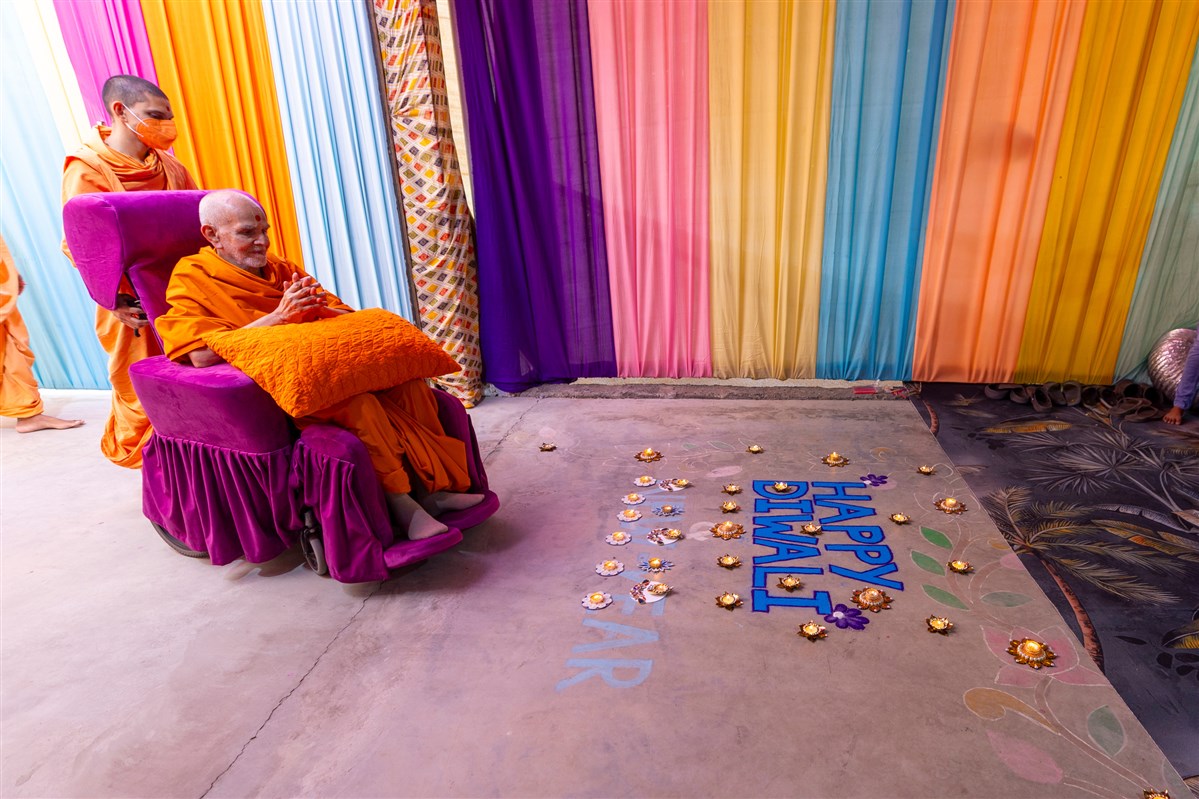 Swamishri observes a rangoli