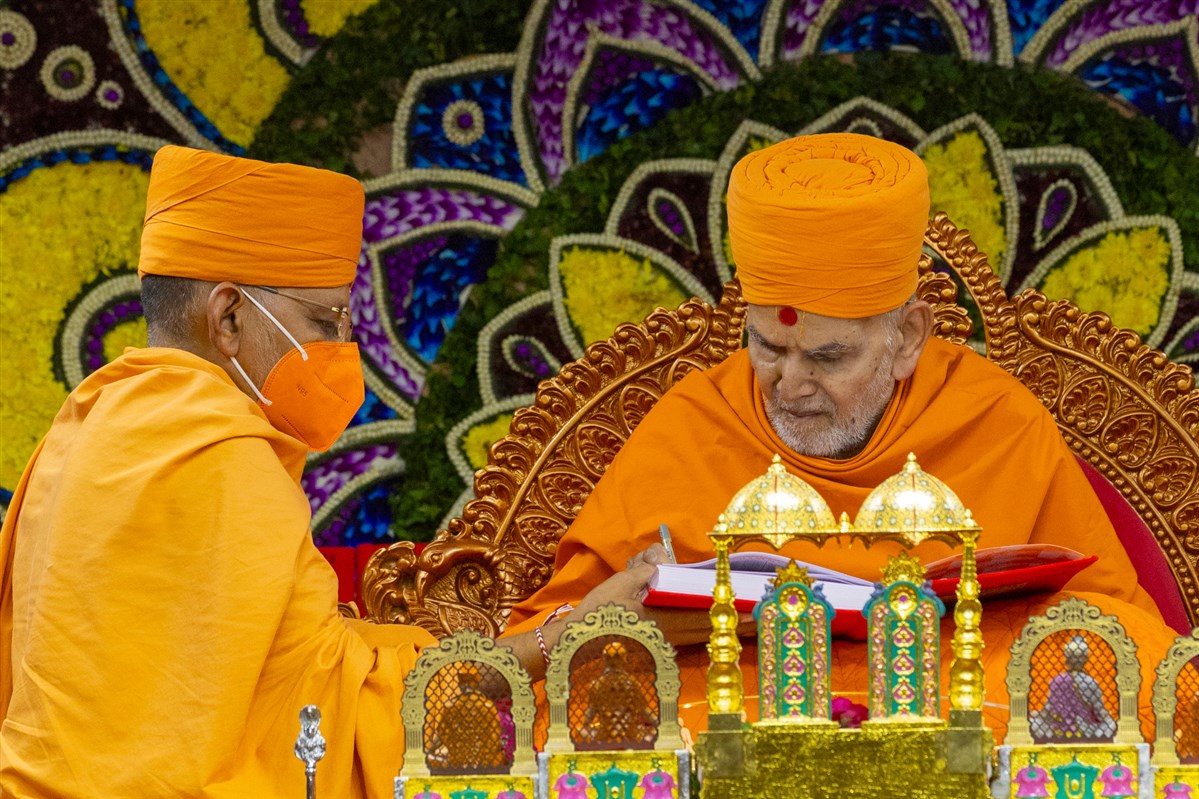 Swamishri sanctifies accounts books