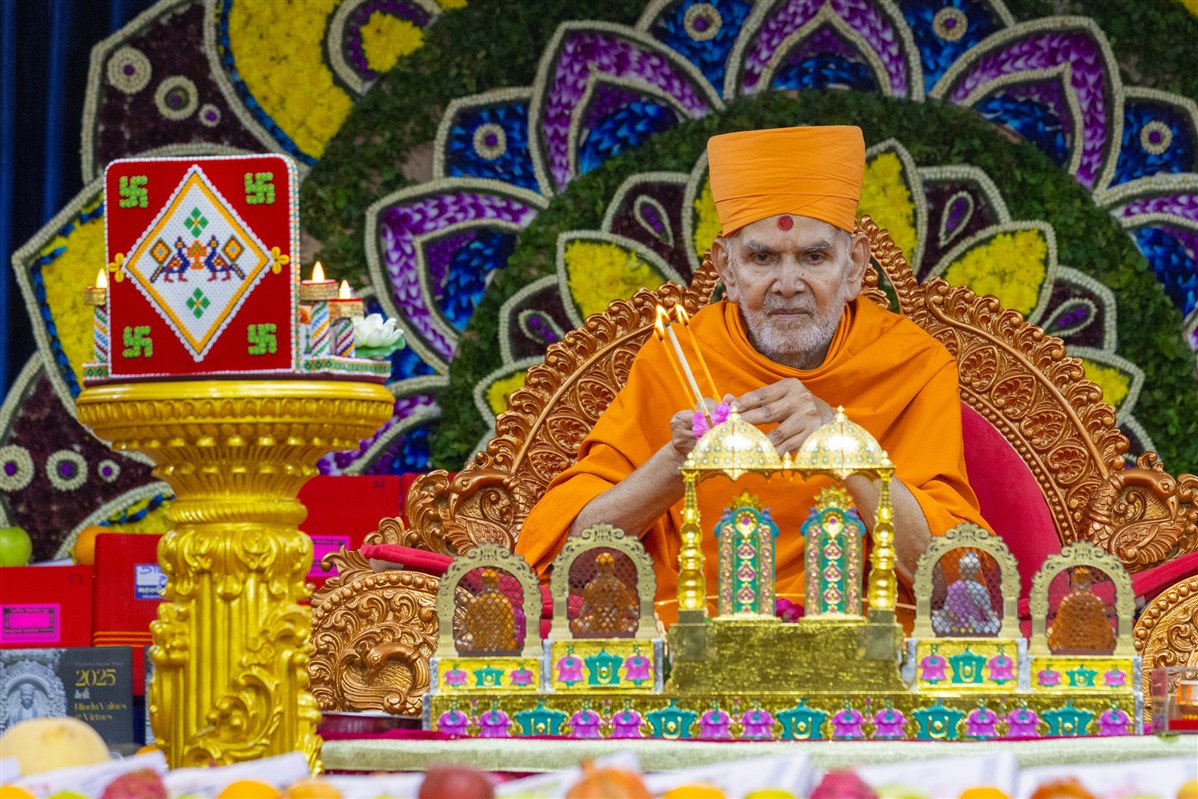 Swamishri performs the Chopda Pujan arti