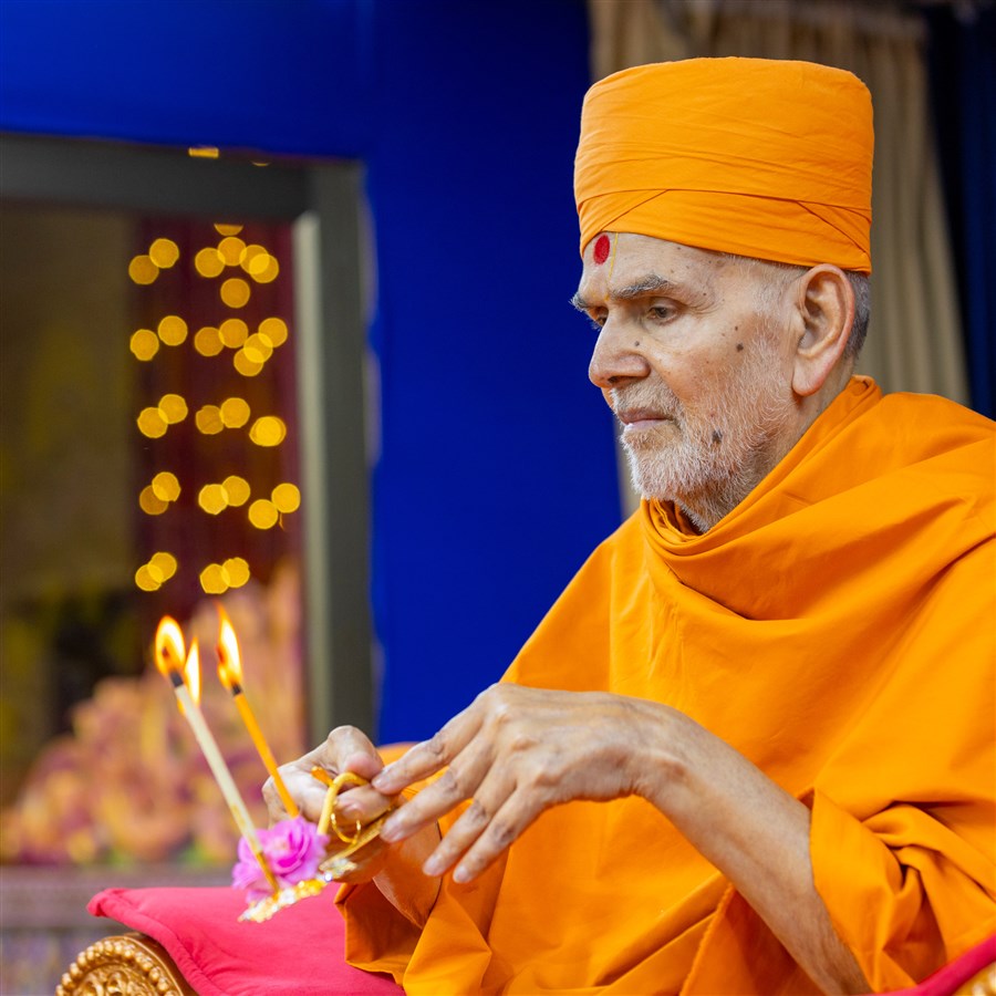Swamishri performs the Chopda Pujan arti