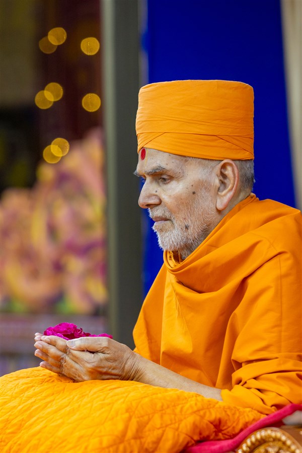 Swamishri offers mantra-pushpanjali