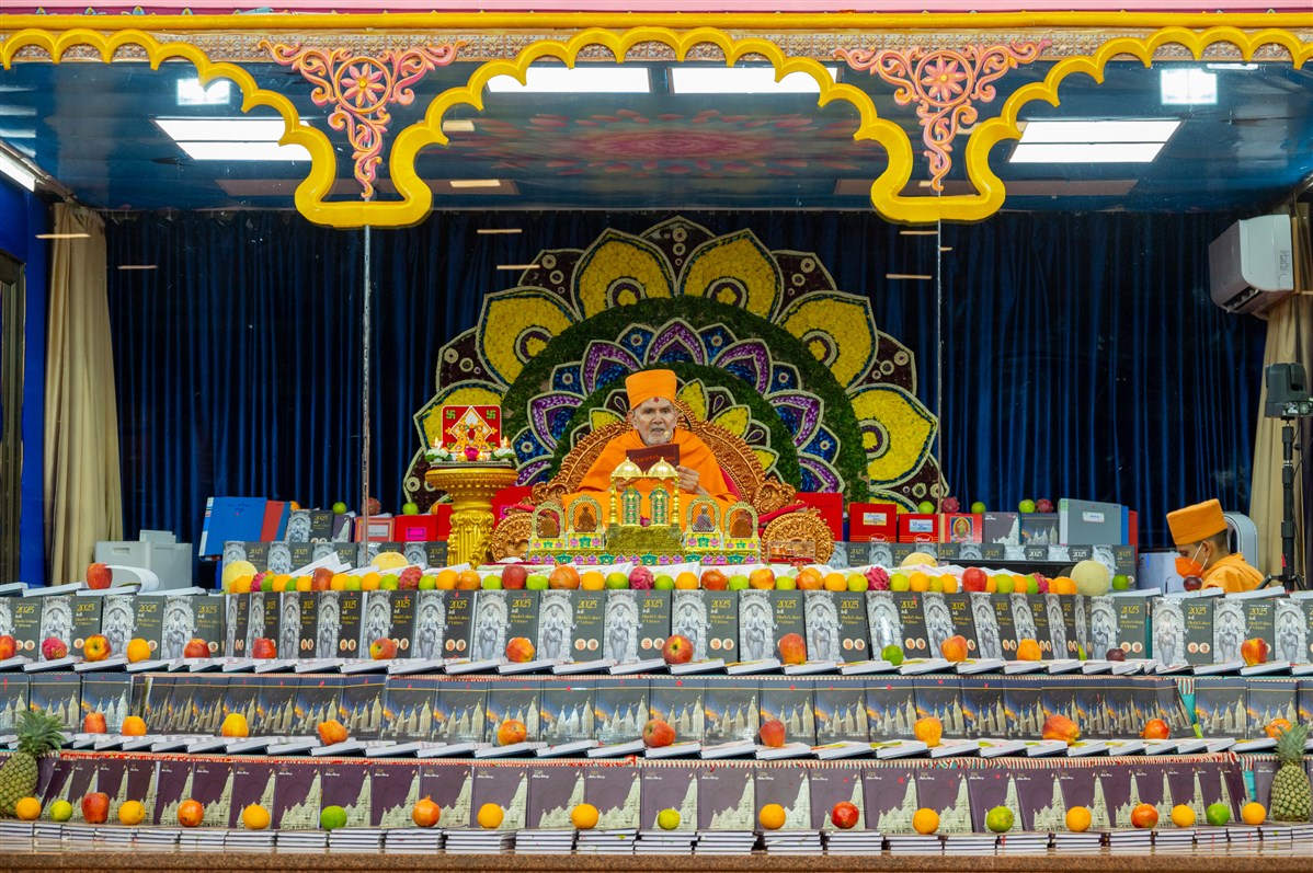 Swamishri blesses the Chopda Pujan assembly