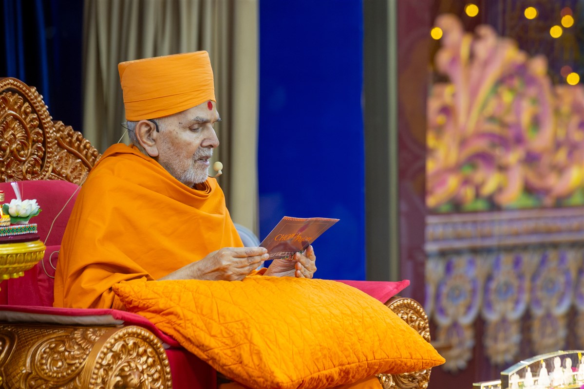 Swamishri blesses the Chopda Pujan assembly