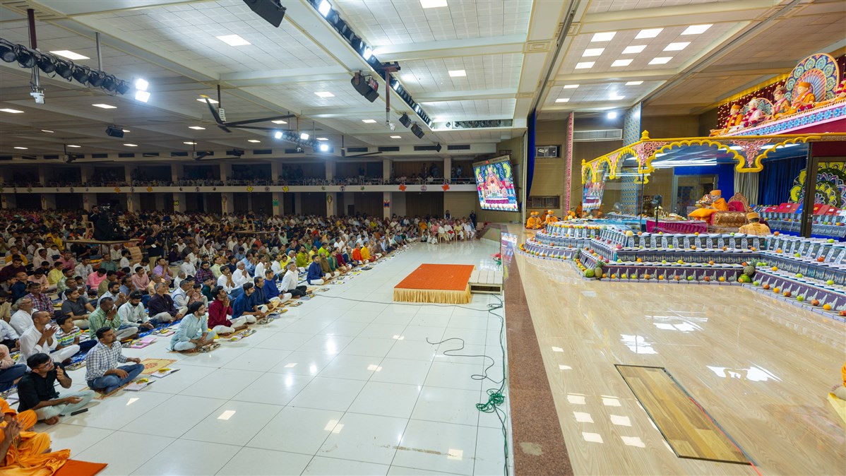 Devotees during the assembly