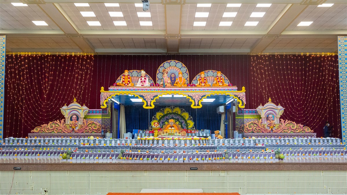 Swamishri blesses the Chopda Pujan assembly