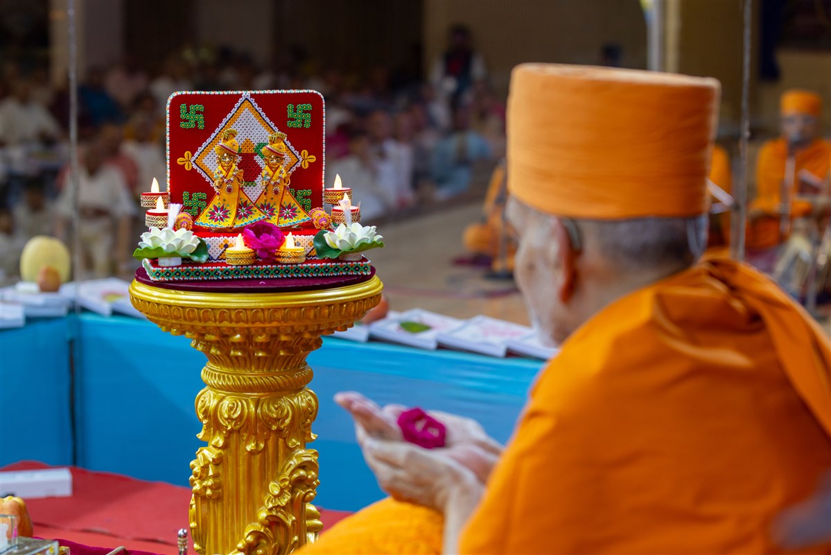 Swamishri performs the Chopda Pujan mahapuja rituals