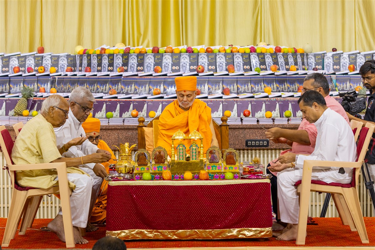 Pujya Viveksagar Swami performs Chopda Pujan mahapuja rituals