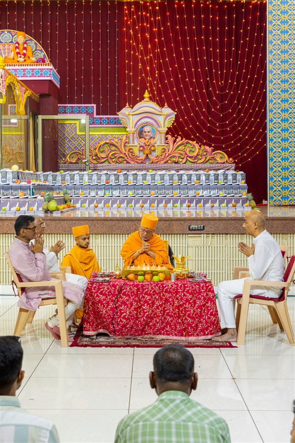 Pujya Ghanshyamcharan Swami performs Chopda Pujan mahapuja rituals