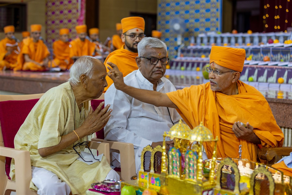 Dipvyapurush Swami applies a chandlo to a devotee