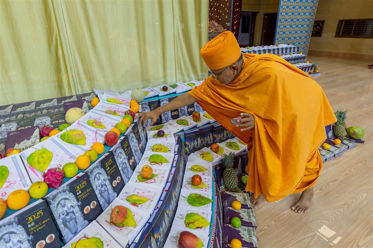 Divyapurush Swami performs pujan of accounts books