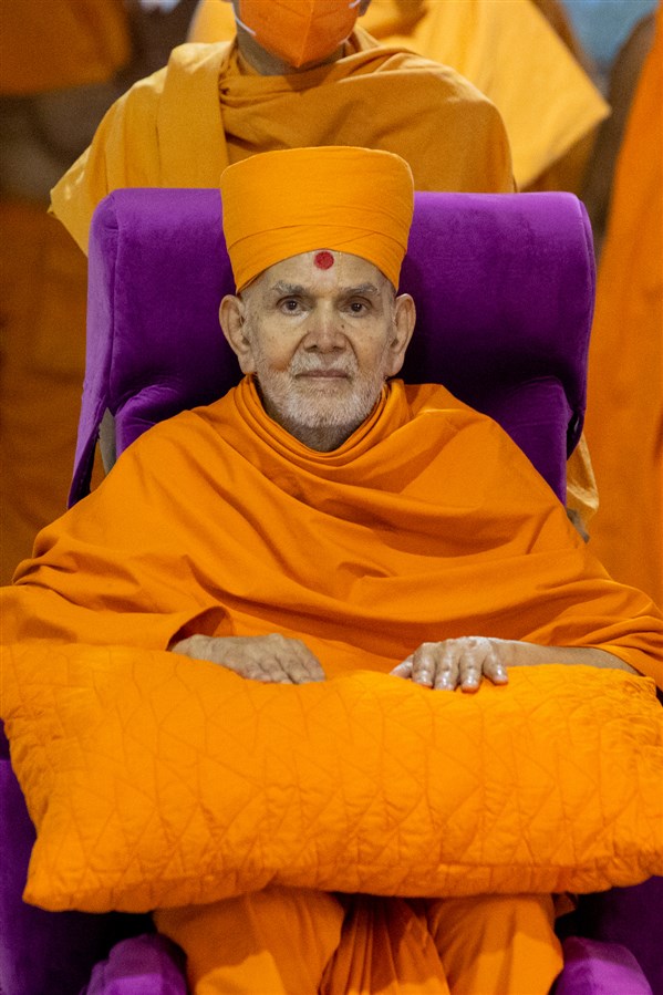 Swamishri arrives for the Chopda Pujan 