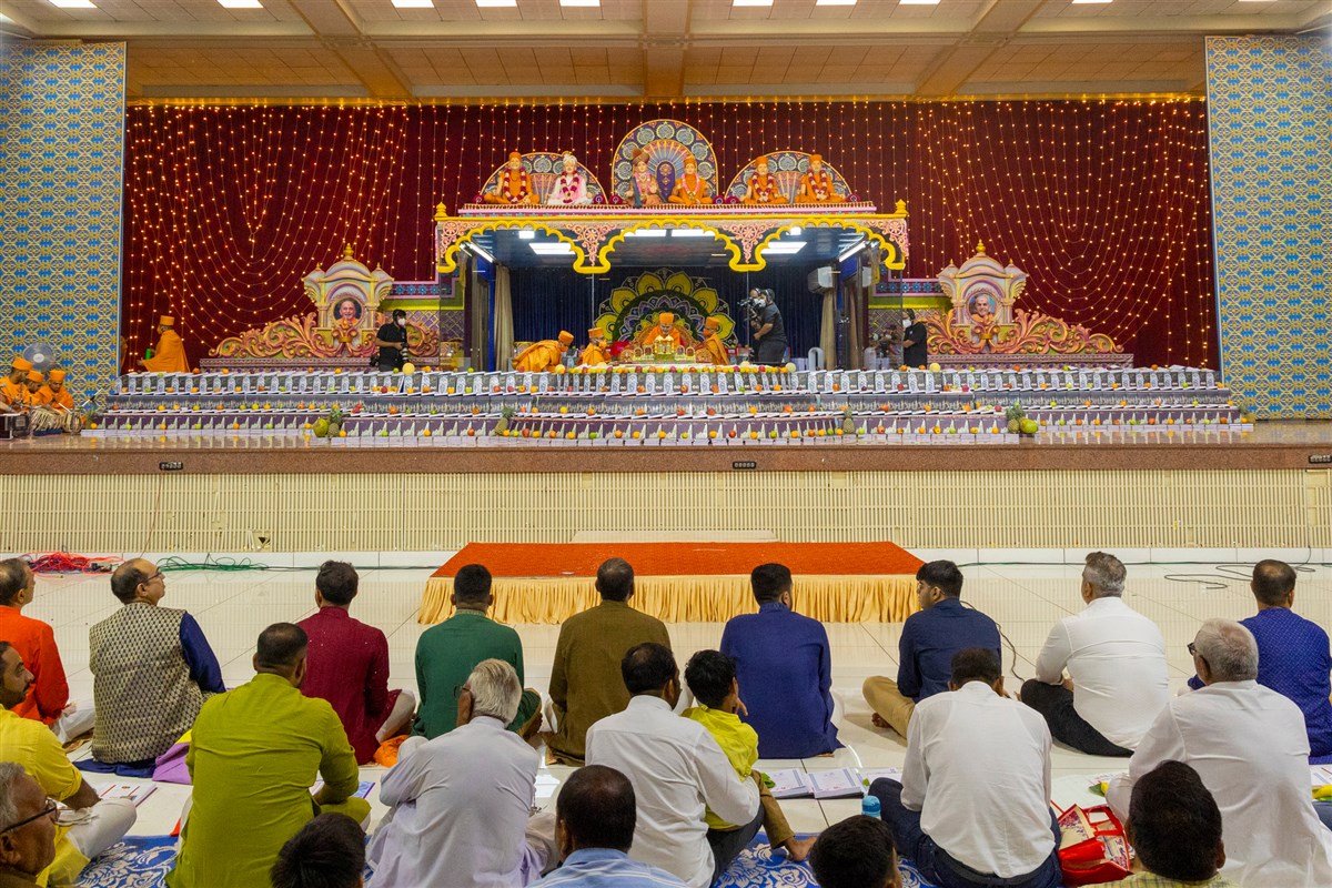 Swamishri performs the Chopda Pujan mahapuja rituals