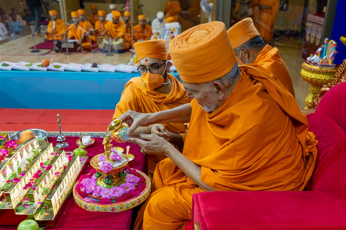 Swamishri performs the Chopda Pujan mahapuja rituals
