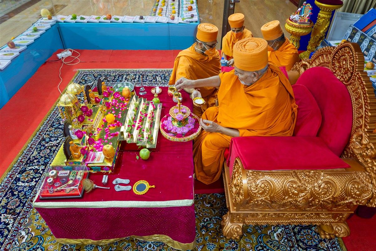 Swamishri performs the Chopda Pujan mahapuja rituals