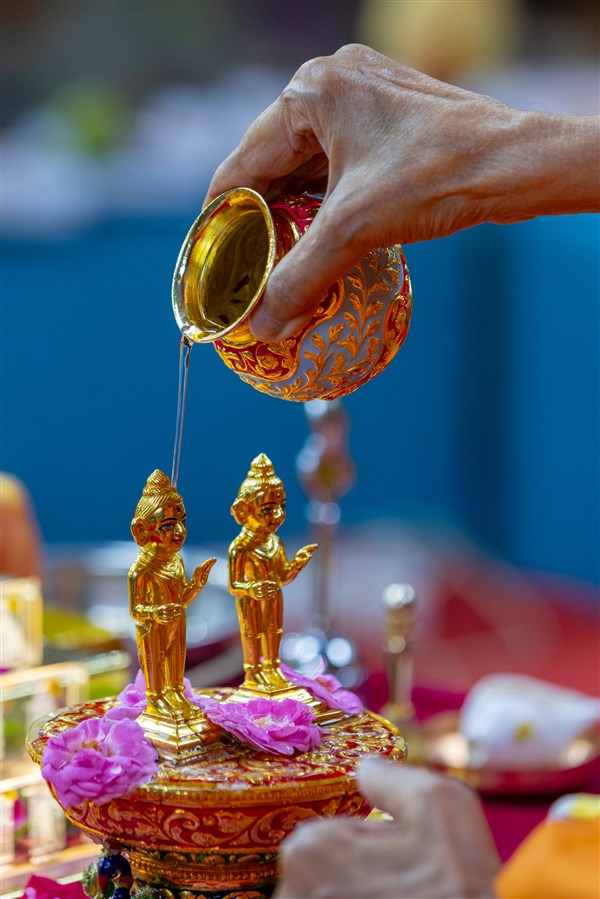 Swamishri performs the Chopda Pujan mahapuja rituals