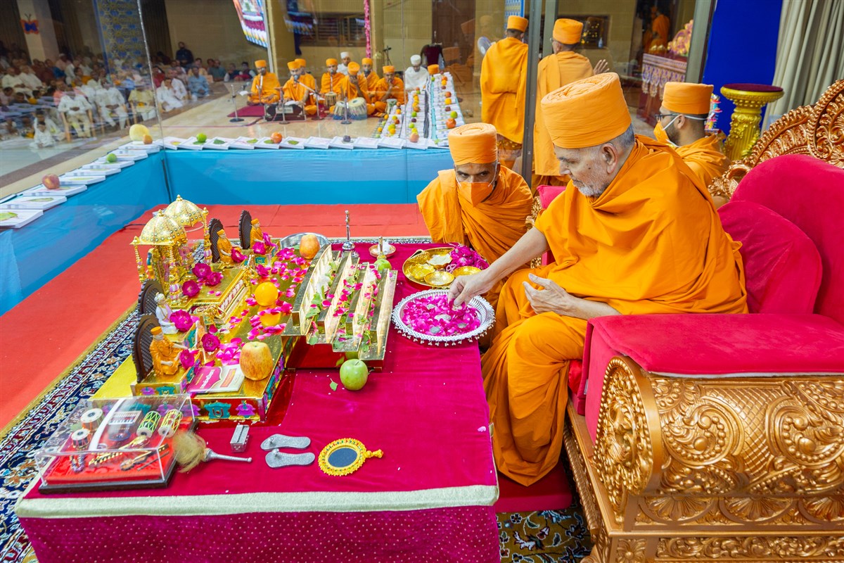 Swamishri performs the Chopda Pujan mahapuja rituals