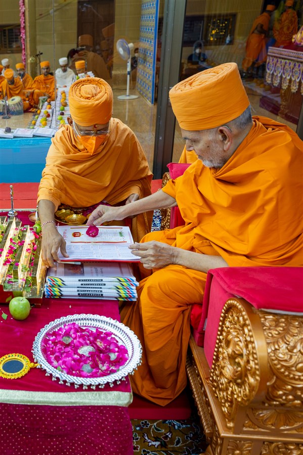 Swamishri sanctifies accounts books