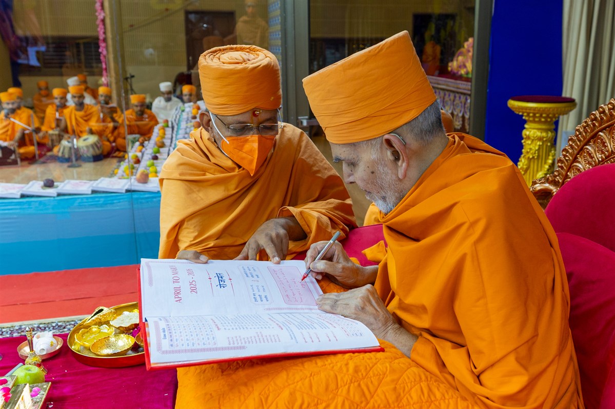 Swamishri sanctifies accounts books