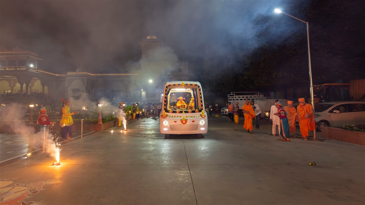 Swamishri arrives in the mandir grounds