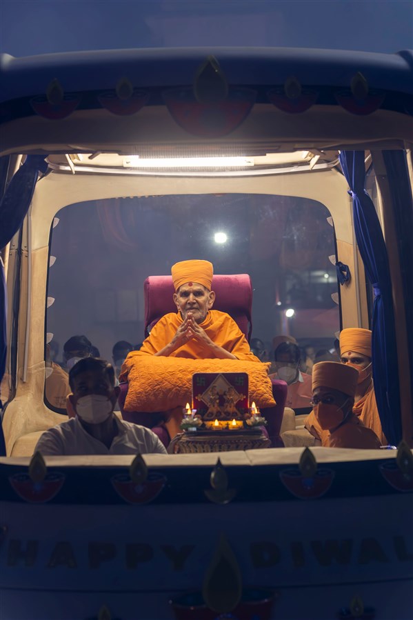 Swamishri greets all with folded hands