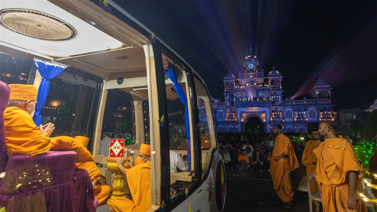 Swamishri greets devotees
