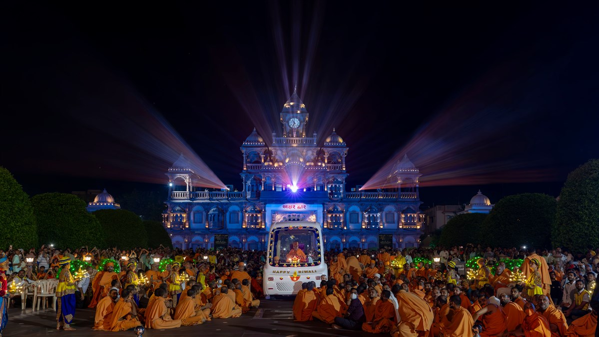 Swamishri in the mandir grounds