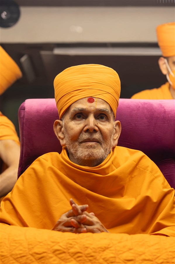 Swamishri greets all with folded hands