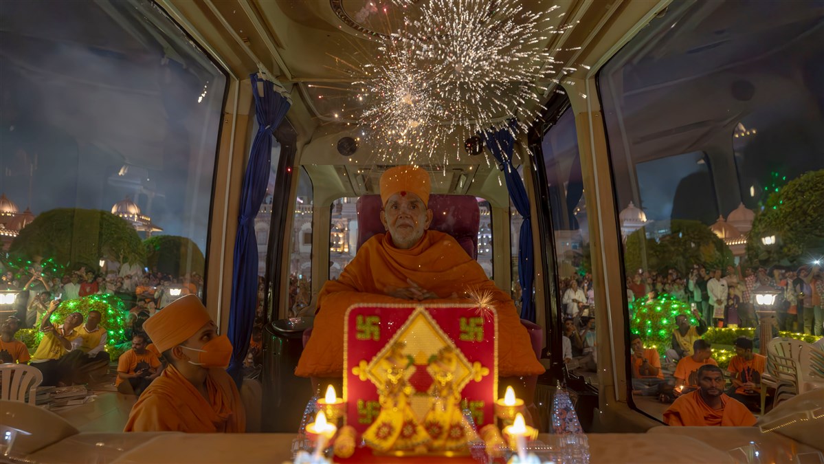 Swamishri watches the fireworks