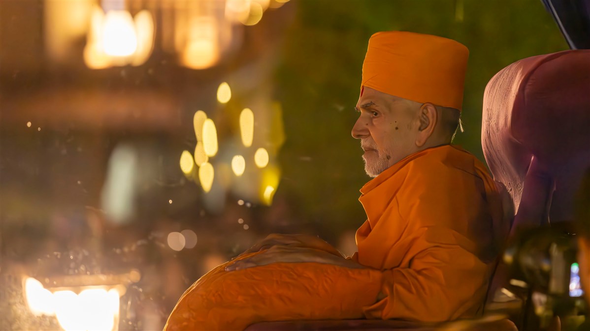 Swamishri watches the fireworks