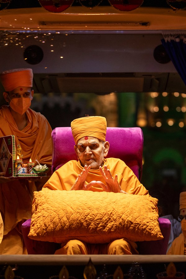Swamishri blesses all
